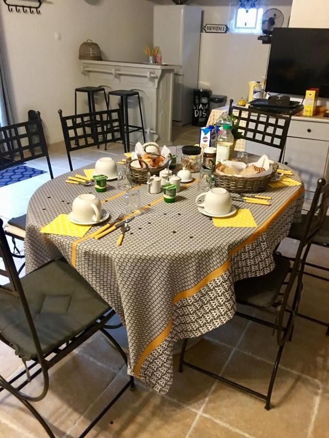 Le Grand Coudreau Bed & Breakfast Nazelles-Negron Екстериор снимка